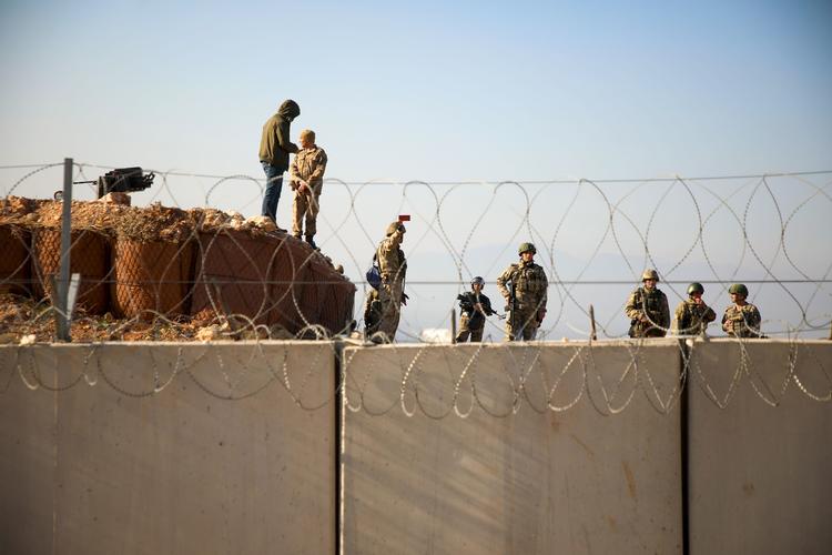 Tyrkiske soldater nær grænsen til Syrien fotograferet i går.  Foto: Aaref Watad/Ritzau Scanpix