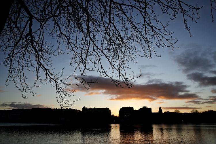 Den rekordvarme januar smitter af på den første uge af februar, og på onsdag skulle der være chance for at få en udsigt som denne ved Søerne i København.  Foto: Jens Dresling/POLFOTO