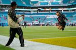 Jay-Z og datteren Blue Ivy forud for Super Bowl-finalen 2020, hvor USA's poppar nummer 1: Jay-Z og Beyoncé blev siddende i protest, da nationalsangen blev afsunget. Foto: Mike Blake/Ritzau Scanpix
