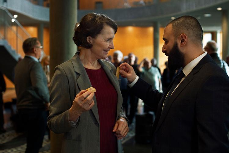 Karen-Lise Mynster spiller justitsminister Elisabeth Hoffmann, og Hadi Ka-Koush er hendes rådgiver Fashad Hassan i 'Når støvet har lagt sig'.  Foto: Jason Alami/DR