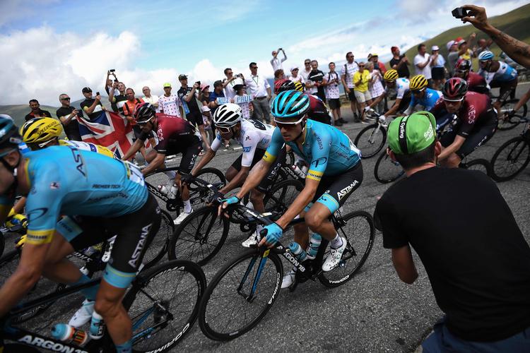Jakob Fuglsang kørte adskillige store sejre i hus i Astana-trøjen i 2019 og kilder i cykelsportsmiljøet taler nu åbent om, at der har været rygterne om et samarbejde mellem danskeren og den kontroversielle og livstidsudelukkede læge Michele Ferrari. 

 Foto: Jeff Pachoud/Ritzau Scanpix