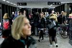 Forsinkelser i S-tog i myldretiden skaber problemer i myldretiden. Billedet her er fra en lignende situation den 6. januar i på Svanemøllen Station. (Arkivfoto) 
   Foto: Finn Frandsen/POLFOTO