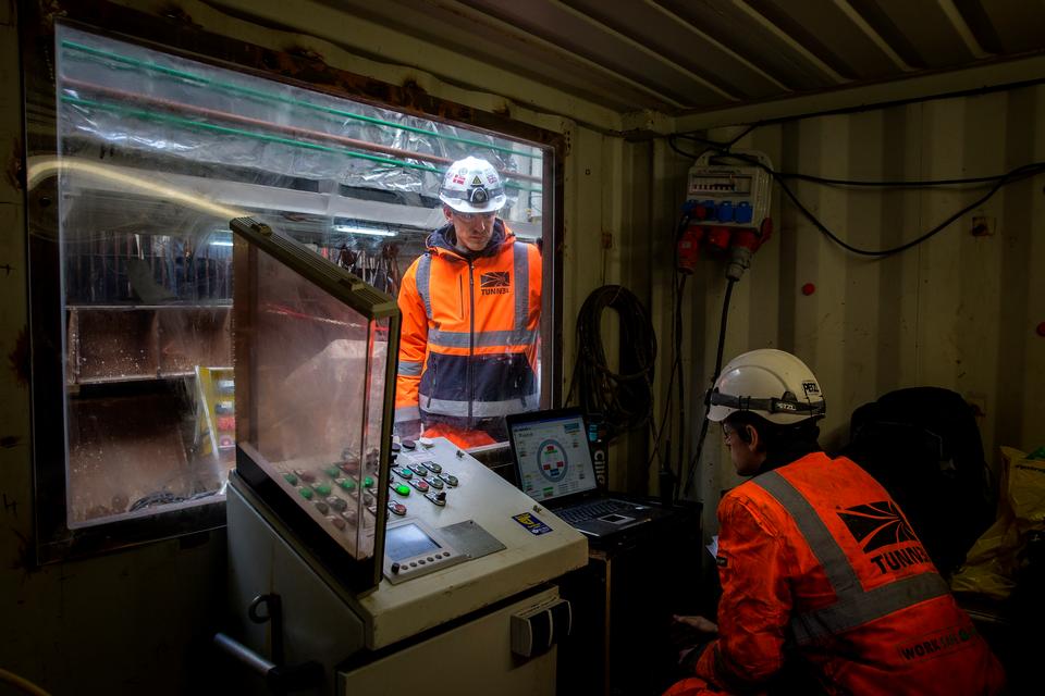 Metroansatte fulgte ibrugtagningen nøje. Foto: Mads Nissen/POLFOTO