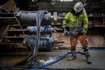 Donkraftene bag manden viser, hvordan arbejdet med at komme ind i det andet tunnelrør skrider frem. Foto: Mads Nissen/POLFOTO