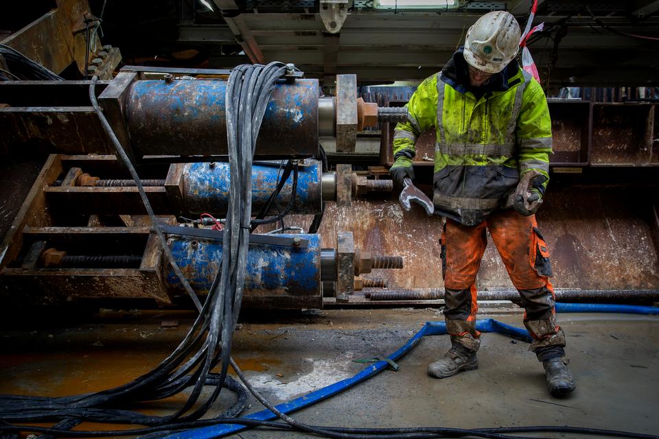 Donkraftene bag manden viser, hvordan arbejdet med at komme ind i det andet tunnelrør skrider frem. Foto: Mads Nissen/POLFOTO