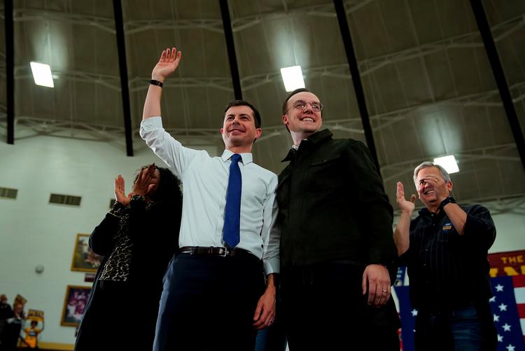 Præsidentkandidat Pete Buttigieg sammen med sin mand Chasten Buttigieg til et sidste vælgermøde i Iowa, inden det går løs.  Foto: Eric Thayer/Ritzau Scanpix