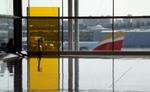 En del af landingsstellet er brækket af og er røget ind i en motor på et Boeing fly fra Air Canada. Flyet skal sikkerhedslande i Madrid.  Foto: Susana Vera/Ritzau Scanpix