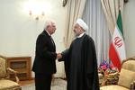 Den iranske præsident, Hassan Rouhani, trykker hånd med EU's udenrigschef, Josep Borrell i Tehran.  Foto: Official President Website/Ritzau Scanpix