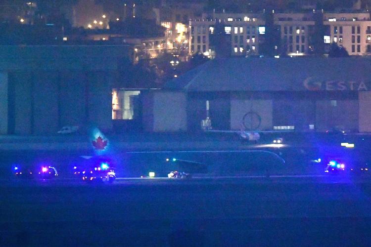 En del af landingsstellet på et Air Canada-fly var angiveligt brækket af og røget ind i en motor. Flyet foretog en sikkerhedslanding i Madrid. Foto: Javier Soriano/Ritzau Scanpix