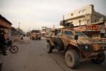 Tyrkiske militærkøretøjer passerer Atareb på vej til  Idlib-provinsen.  Tyrkiske og syrisket soldater er mandag stødt sammen. Foto: Aaref Watad/Ritzau Scanpix