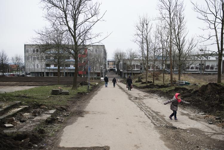 Den nye dialekt er opstået i Aarhus Vest, hvor der bor mange med indvandrerbaggrund, men sprogforsker afviser, at der er tale om en ny form for såkaldt etnolekt. 

Noget af Gellerup ligner sig selv, andre dele er en stor byggeplads.
   Foto: Kenneth Lysbjerg Koustrup/POLFOTO