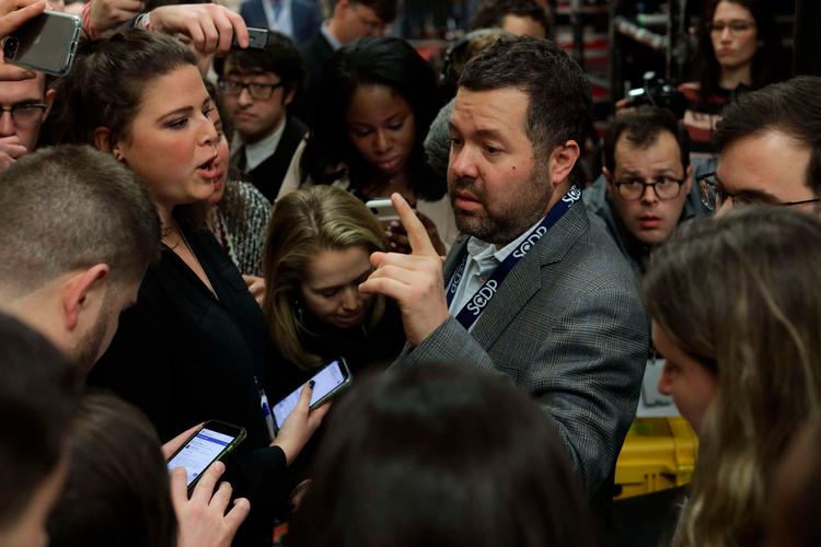 En pressemedarbejder for Bernie Sanders taler med pressen, mens alle venter på valgresultaterne, der lader vente på sig på femte time. Foto: Alex Wong/Ritzau Scanpix
