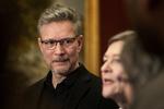 Torsten Gejl sammen med Josephine Fock efter gruppemødet hos Alternativet i dag.  Foto: Ida Guldbæk Arentsen/Ritzau Scanpix