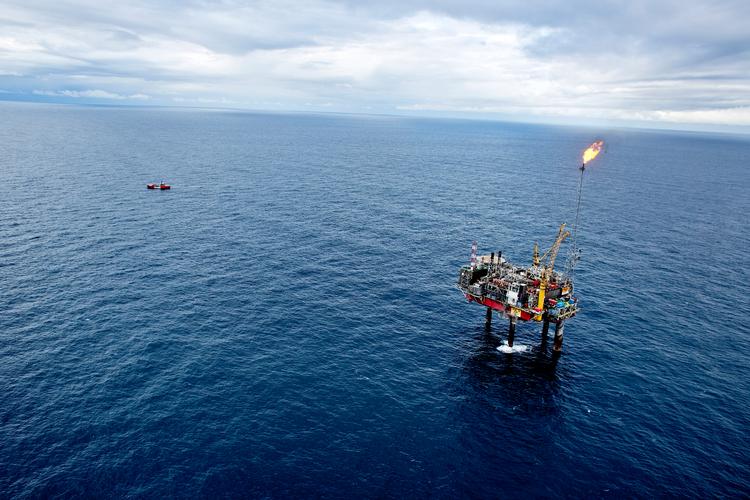  Når man udvinder olie, er man nødt til at brænde en lille del af gassen af sikkerhedsmålæssige årsager. Men i nogle oliefelter brænder man bare løs, med stort CO2-udslip til følge.
   Foto: Magnus Holm/POLFOTO