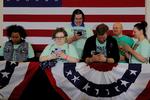 Her er det tilhængere af senator Elizabeth Warren, som er klar med mobilen.  Foto: Brian Snyder/Ritzau Scanpix