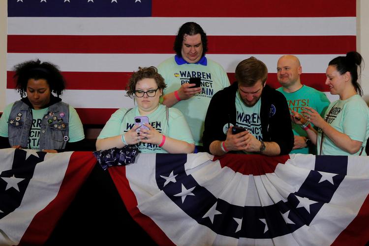 Her er det tilhængere af senator Elizabeth Warren, som er klar med mobilen.  Foto: Brian Snyder/Ritzau Scanpix
