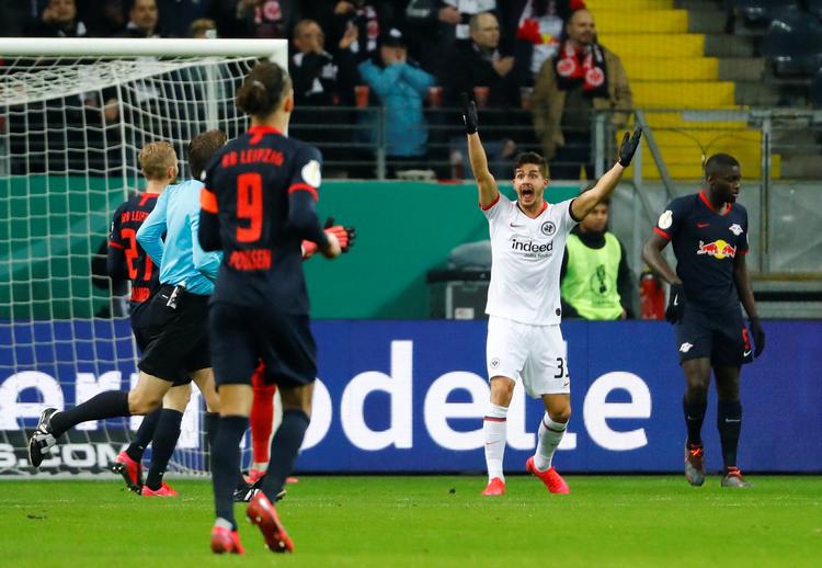 Eintracht Frankfurts angriber André Silva appellerede i første halvleg for straffespark, mens danske Yussuf Poulsen så til, og portugiseren fik hjælp af VAR-systemet, hvilket udløste en føring over Leipzig.
   Foto: Ralph Orlowski/Ritzau Scanpix