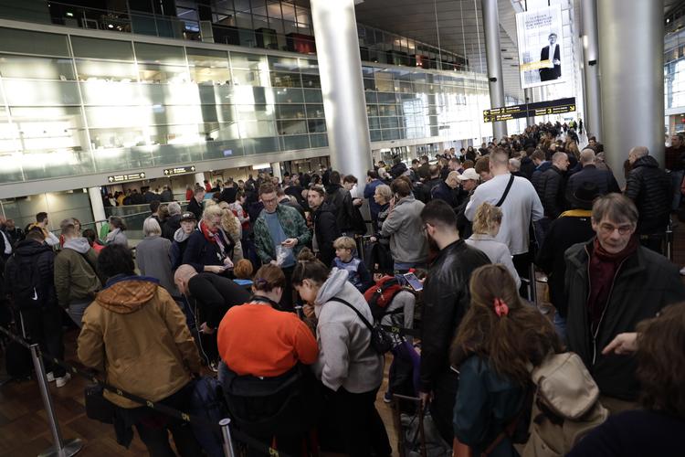 Arbejdsnedlæggelsen trækker store køer i Københavns Lufthavn. Foto: Jens Hartmann