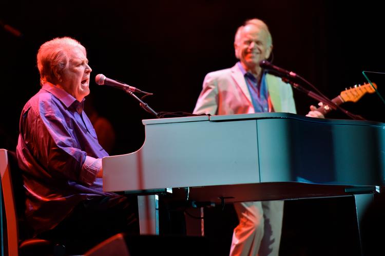 Brian Wilson (t.v.) og Al Jardine er to af de oprindelige medlemmer af The Beach Boys. De tager begge afstand fra trofæjagt.  Foto: Rob Grabowski/Ritzau Scanpix