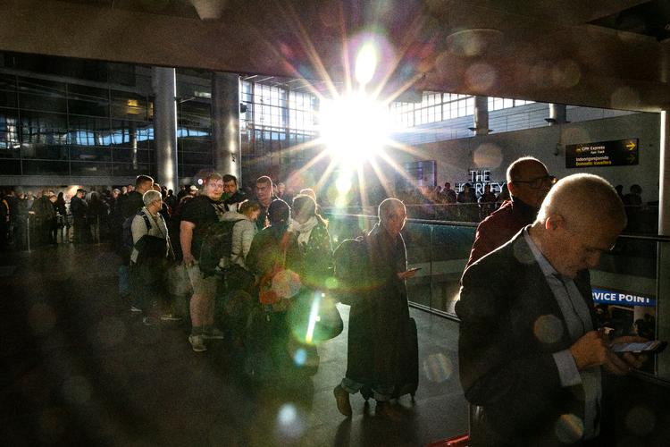 Køen strækker sig flere hundrede meter rundt i terminal 2 i Københavns lufthavn her til morgen. Foto: Jens Hartmann Schmidt/POLFOTO