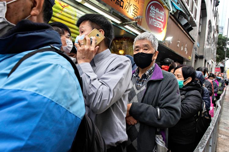 76-årige Law Wai-ming med det grå hår stod onsdag i kø i timevis sammen med tusindvis af andre for at købe ansigtsmasker. Regeringen hjælper os ikke, sagde han. Foto: Claus Blok Thomsen