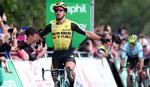 Dylan Groenewegen jubler efter at have passeret stregen som vinder af 1. etape i Volta Valenciana. (Foto: Volta Valenciana). 