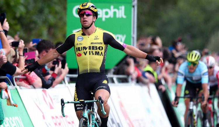 Dylan Groenewegen jubler efter at have passeret stregen som vinder af 1. etape i Volta Valenciana. (Foto: Volta Valenciana). 