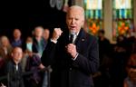 Joe Biden angriber ung studerende verbalt efter relevant spørgsmål. Det var ment som et jokende citat fra en westernfilm. Et citat, der slet ikke eksisterer. Foto: Rick Wilking/Ritzau Scanpix