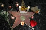Blomster og lys er lagt på Kirk Douglas' stjerne på Hollywood Boulevard i Los Angeles, efter det kom frem, at skuespilleren døde onsdag. Foto: Chris Helgren/Ritzau Scanpix
