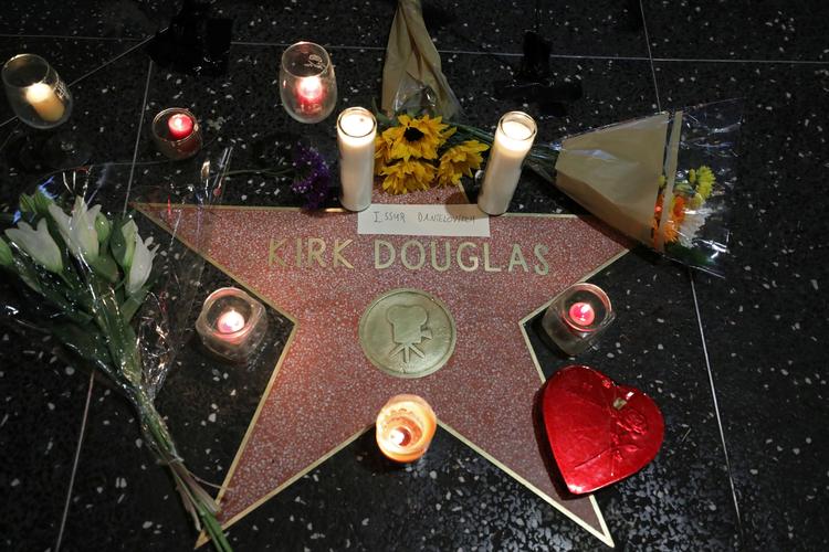 Blomster og lys er lagt på Kirk Douglas' stjerne på Hollywood Boulevard i Los Angeles, efter det kom frem, at skuespilleren døde onsdag. Foto: Chris Helgren/Ritzau Scanpix