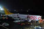 Redningsarbejdere evakuerer passagerer fra Pegasus Airlines-flyet, efter det forulykkede efter landing. Antallet af døde er opjusteret til tre og 179 personer meldes kvæstet. Der var i alt 183 mennesker ombord på flyet.  Foto: Yasin Akgul/Ritzau Scanpix