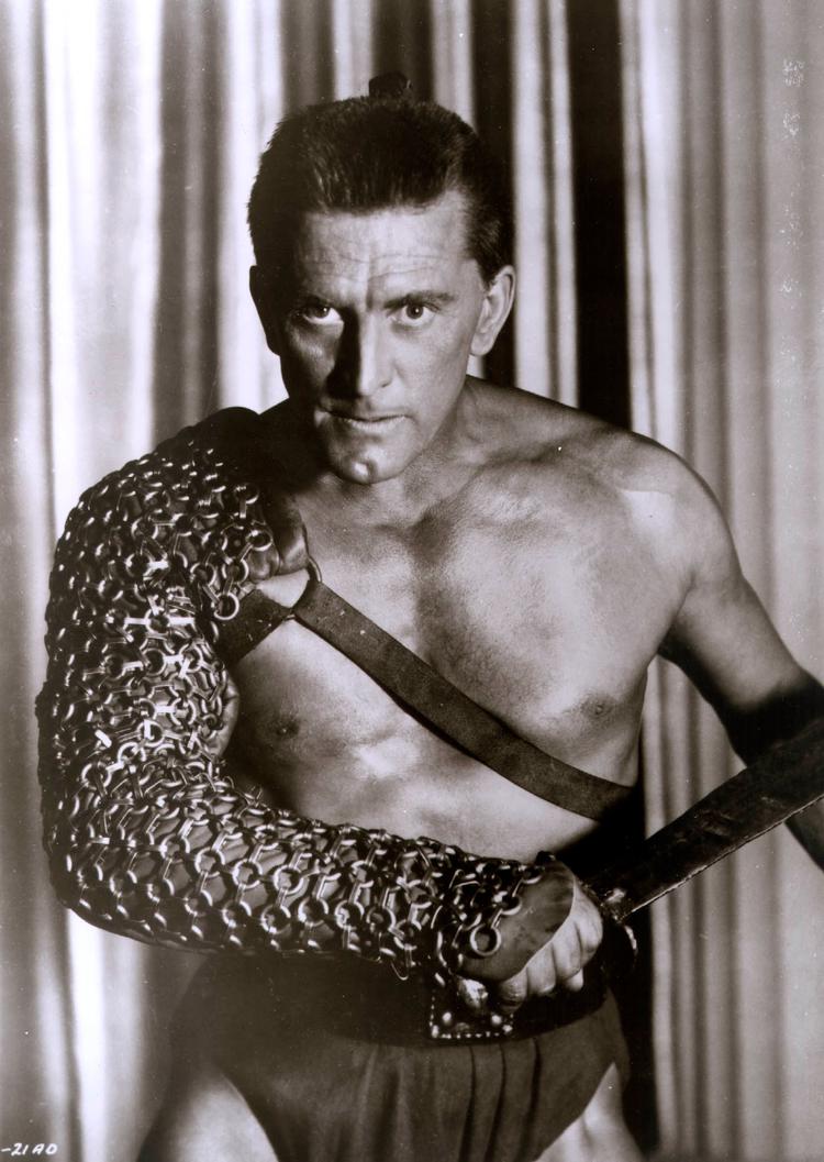 Kirk Douglas, der døde i 2020, var op igennem 50'erne og 60'erne en af de absolut største stjerner i Hollywood. Han spillede blandt andet med i Stanley Kubricks storfilm 'Spartacus'. Nu bliver han anklaget for at forgrebet sig seksuelt på den dengang bare 16-årige skuespillerkollega Natalie Wood, der døde i 1981, af hendes lillesøster Lana Wood.  Foto: Ho/Ritzau Scanpix