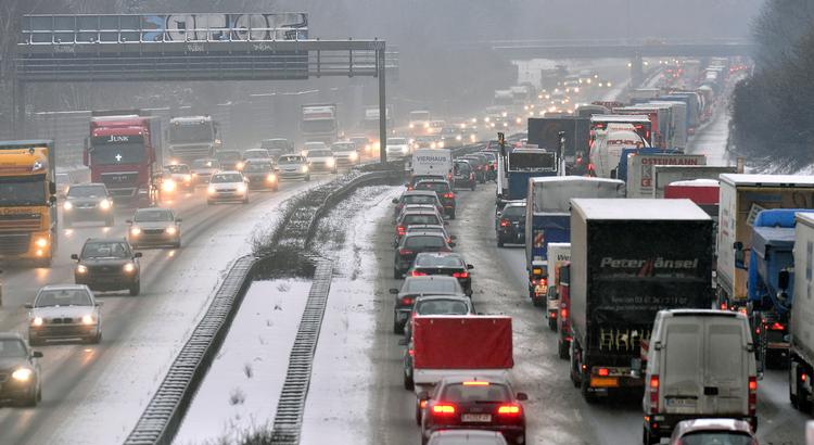    Sne og is forårsager trafikø på den tyske motorvej A2 ved Gelsenkirchen.  Foto: Martin Meissner/Ritzau Scanpix
