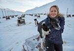 Karina Bernlow har boet 22 år i Arktis og driver sammen med sin mand, Martin Hartmann Munck,  'Green Dog ' på Svalbard med 300 slædehunde og arrangerer slædeture for turister.  Her sidder hun med Aunt.  Foto: Morten Langkilde