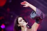 Det er ren disko-nostalgi at lytte til Dua Lipas megahit 'Don't Start Now', som bliver dissekeret i podcasten 'Switchen on Pop'. Her ses Dua Lipa på Roskilde Festival i 2018 . Foto: Thomas Borberg/POLFOTO