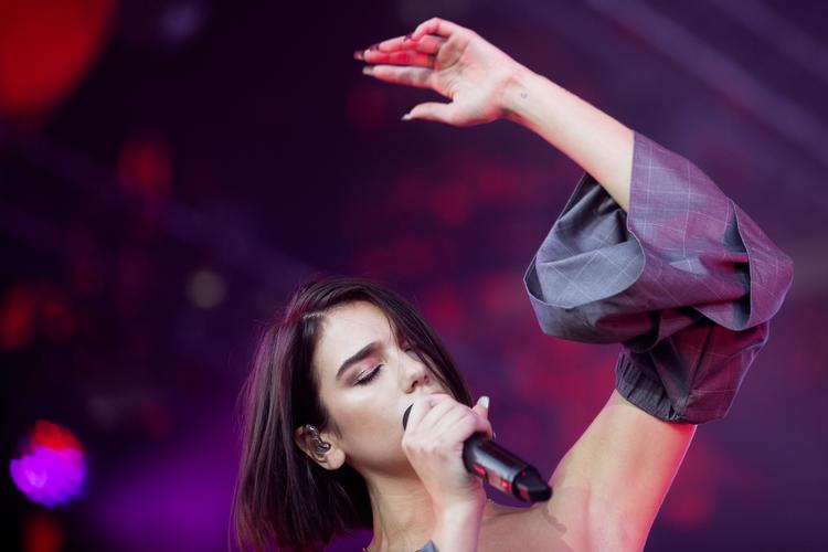 Det er ren disko-nostalgi at lytte til Dua Lipas megahit 'Don't Start Now', som bliver dissekeret i podcasten 'Switchen on Pop'. Her ses Dua Lipa på Roskilde Festival i 2018 . Foto: Thomas Borberg/POLFOTO
