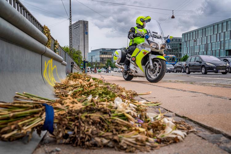 Blomster ved stedet, hvor en vanvidsbilist i høj fart slog en politibetjent ihjel, da vedkommende kørte med 108 km/t over Langebro i det centrale København. Foto: Søren Bidstrup/Ritzau Scanpix
