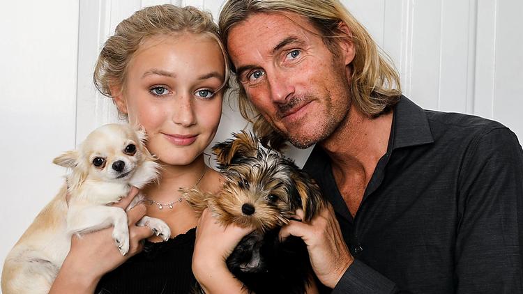 Alva er yngste datter af Jens, der giver sine døtre alt og opfordrer dem til at se godt ud, gå i kjole og stiletter, for selvtillid kommer af at eje.  Foto: Jens Østergaard/DR