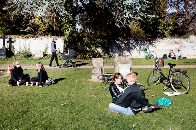 Assistens Kirkegård på Nørrebro er et eksistentielt rum, et sted for eftertanke - og et sted for rekreation.  Og det er vigtigt, at vi passer på den slags steder, skriver arkitekturredaktør Karsten R.S. Ifversen.  Arkivfoto Daniel Hjorth