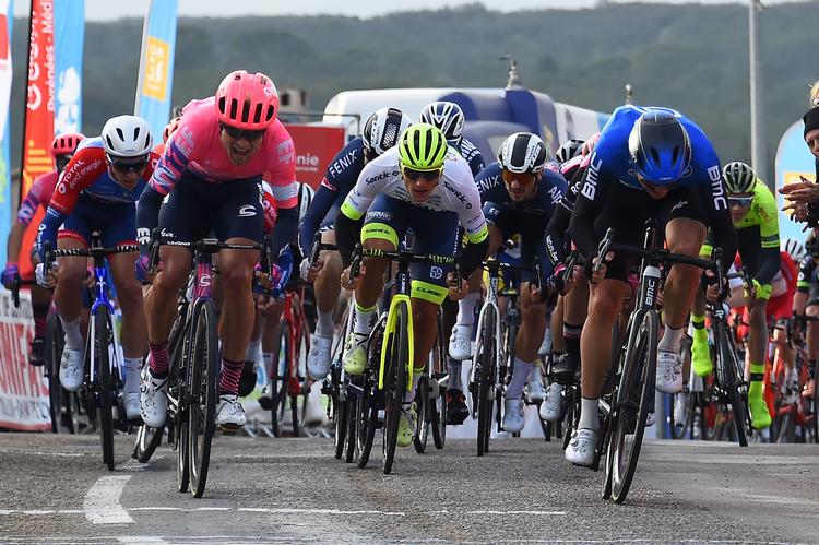 I absolut sidste øjeblik lykkedes det Magnus Cort (tv) at fange nordmanden Edvald Boasson Hagen på stregen. Foto: Sylvain Thomas/Ritzau Scanpix
