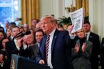 I forbindelse med Donald Trump holds up a copy of the Washington Post's front page showing news of Trump's acquitttal in his Senate impeachment trial, as he arrives to deliver a statement about his acquittal in the East Room of the White House in Washington, U.S., February 6, 2020. REUTERS/Leah Millis   Foto: Leah Millis/Ritzau Scanpix