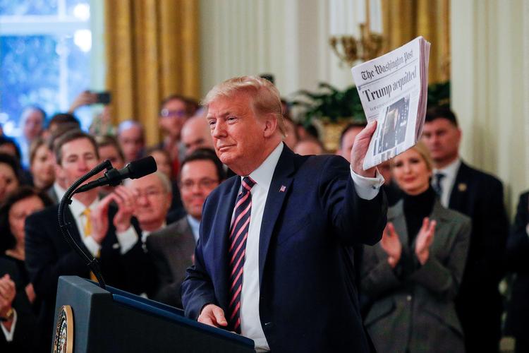 I forbindelse med Donald Trump holds up a copy of the Washington Post's front page showing news of Trump's acquitttal in his Senate impeachment trial, as he arrives to deliver a statement about his acquittal in the East Room of the White House in Washington, U.S., February 6, 2020. REUTERS/Leah Millis   Foto: Leah Millis/Ritzau Scanpix
