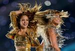    Shakira (tv.) og Jennifer Lopez i aktion i pausen af Super Bowl. Ikke alle er lige begejstret for showet.   Foto: Mike Blake/Ritzau Scanpix