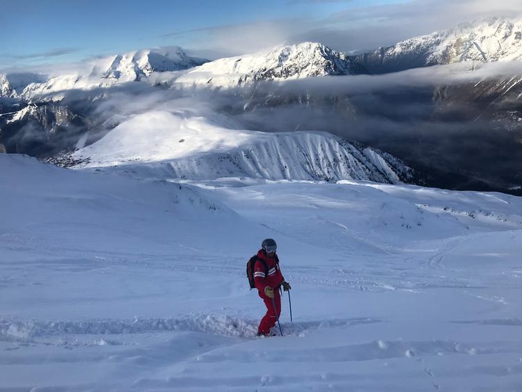På en smuk vinterdag i Alpe d'Huez er det svært at forestille sig, at den lokale gletsjer er på vej til at smelte helt bort i løbet af ganske få år. På nabodestinationen Les Deux Alpes kæmper de med alle midler for at bevare gletsjeren, som skrumper i takt med den globale opvarmning. Foto: Lasse Foghsgaard