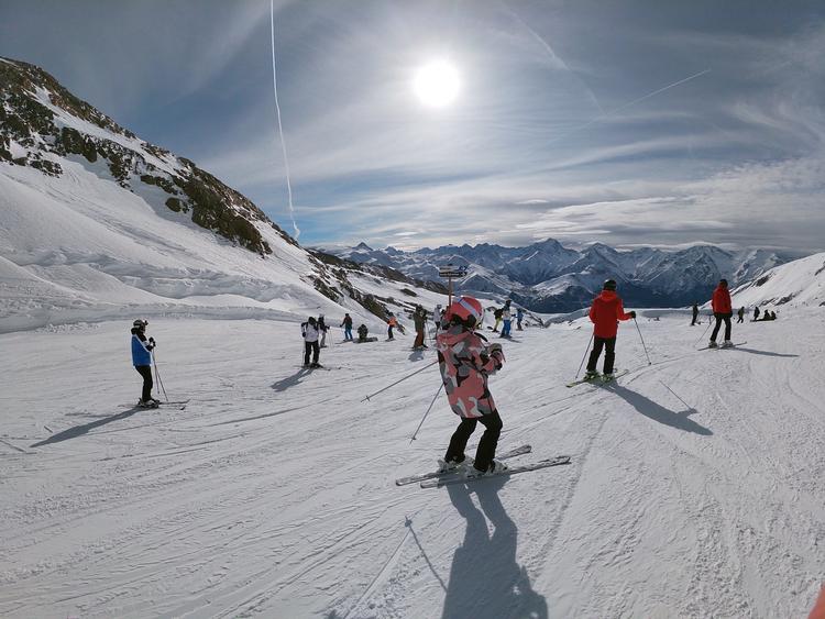 På denne piste i Alpe d'Huez, som er den længste sorte piste i Europa, lå der tidligere end enorm gletsjer. Den er skrumpet ind til næsten ingenting i forbindelse med den globale opvarmning, og man regner med, at den vil forsvinde helt i løbet af de næste 2-3 år. Foto: Lasse Foghsgaard