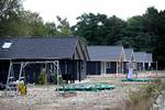 Naboerne til 12 kæmpesommerhuse i Asserbo i Nordsjælland oplever at være blevet nabo til ferieby . Foto: Jens Dresling/POLFOTO