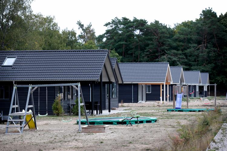 Naboerne til 12 kæmpesommerhuse i Asserbo i Nordsjælland oplever at være blevet nabo til ferieby . Foto: Jens Dresling/POLFOTO