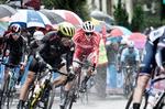 Det er et løb som dette, VM i drønende regn i England - og med Mads Pedersen (i rødt) i den absolutte hovedrolle - der fascinerer os danskere og drager os mod cykelsporten. Og nu er Tour de France på vej til Danmark. Foto: Tariq Mikkel Khan