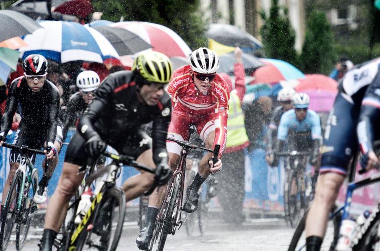 Det er et løb som dette, VM i drønende regn i England - og med Mads Pedersen (i rødt) i den absolutte hovedrolle - der fascinerer os danskere og drager os mod cykelsporten. Og nu er Tour de France på vej til Danmark. Foto: Tariq Mikkel Khan