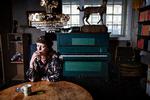  Forfatter Hanne Højgaard Viemose er nomineret til Politikens Litteraturpris for sin tredje roman, 'HHV, FRSHWN'.  Alle tre bøger følger dog den samme hovedperson, Hannah, Anne, Anita eller Hanne, som hun skiftevis kaldes.  Foto: Martin Lehmann/POLFOTO